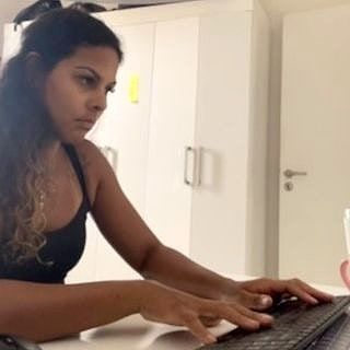 Ju estudando no computador